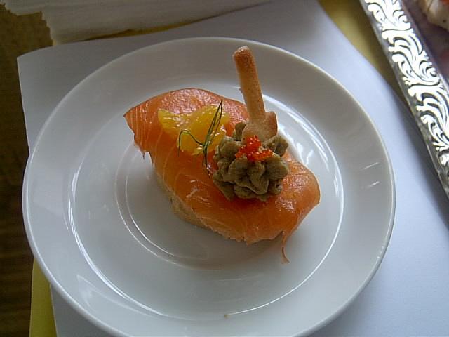 Geraeucherter Lachs mit Avocadoschaum und Orangenkompott auf Weissbrot.jpg